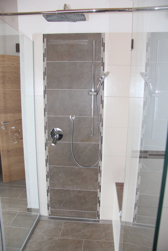 Dusche mit gefliester Wand